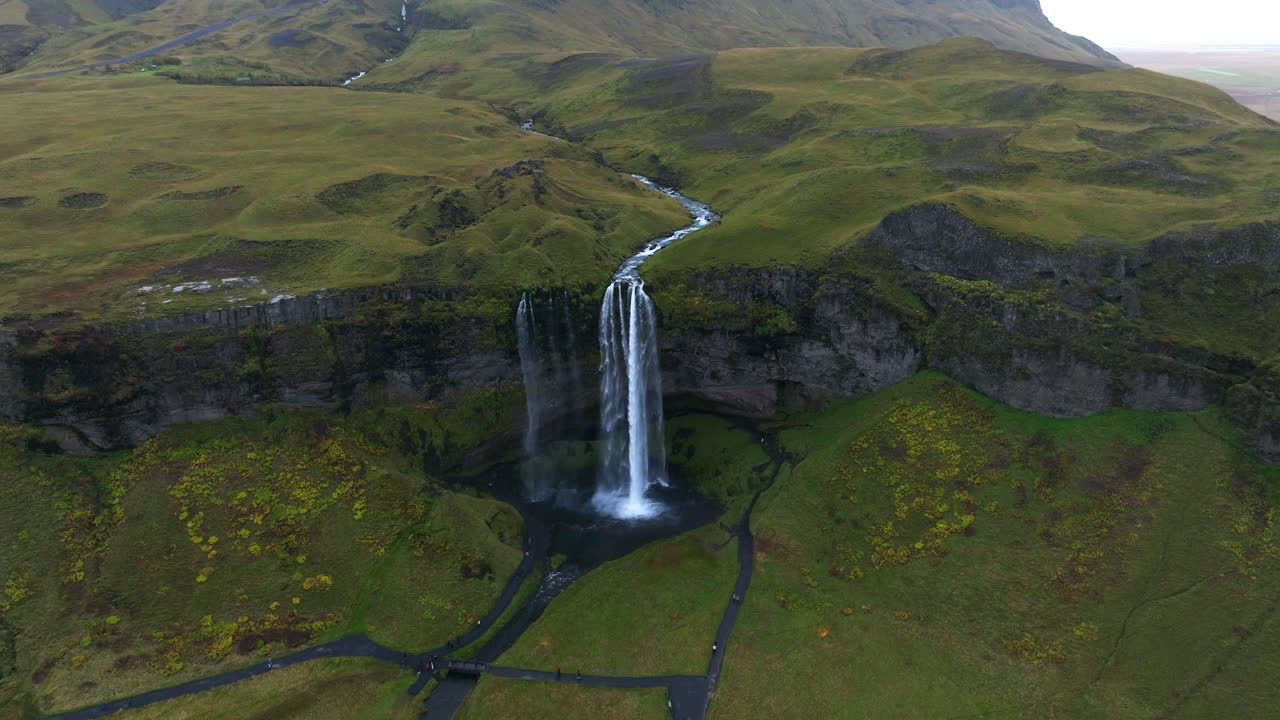 catarata de seljalandsfoss en el paisaje panorámico de islandia - retroceso aéreo
