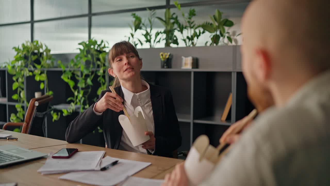 Pausa para almoço de colegas de trabalho