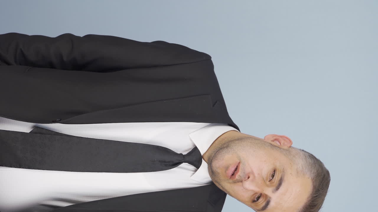 낮은 동기부여 사업가의 수직 비디오.