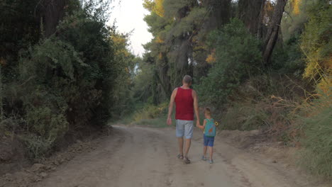 Opa-Und-Enkel-Machen-Einen-Abendspaziergang-Im-Wald