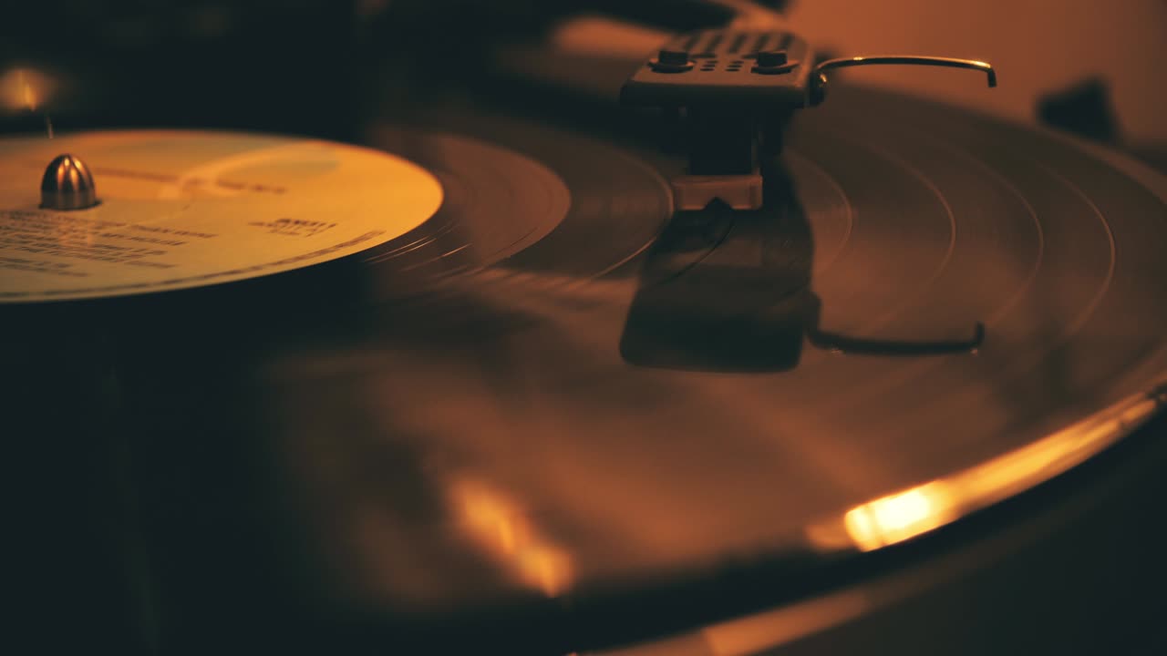 오래된 빈티지 외모의 레코드 플레이어에서 회전하는 비닐의 끝없는 루프 비디오