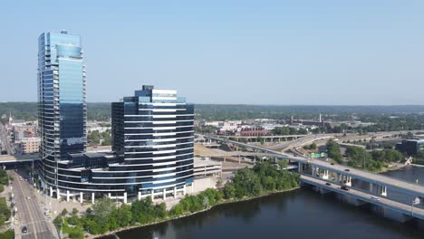 Oficina-De-Rascacielos-De-Cristal-Y-Puente-De-Automóviles-En-La-Ciudad-De-Grand-Rapids,-Vista-Aérea