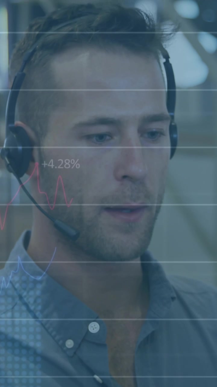 Animazione di elaborazione dati finanziari su un uomo d'affari caucasico in ufficio