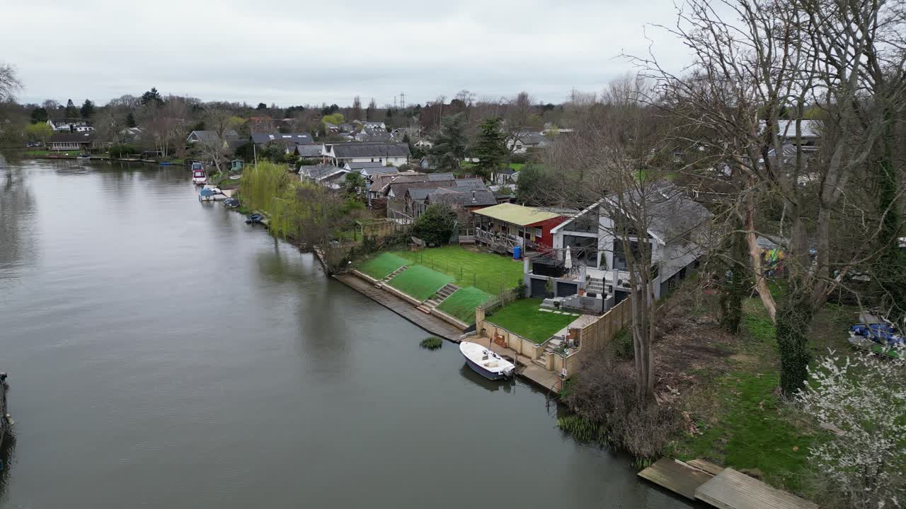 riverside casas shepperton lock surrey reino unido drone vista aérea