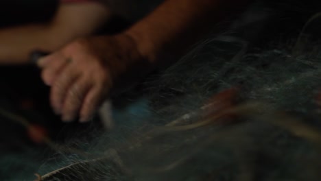 un pescador coloca su red de pesca mientras pesca de noche