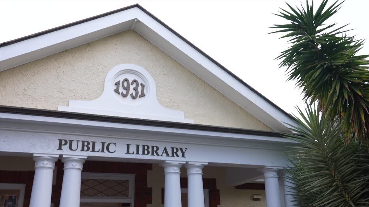 Insegna della biblioteca pubblica con dettaglio della data 1931 sulla facciata dell'edificio, Woy Woy, Nuovo Galles del Sud, Australia.