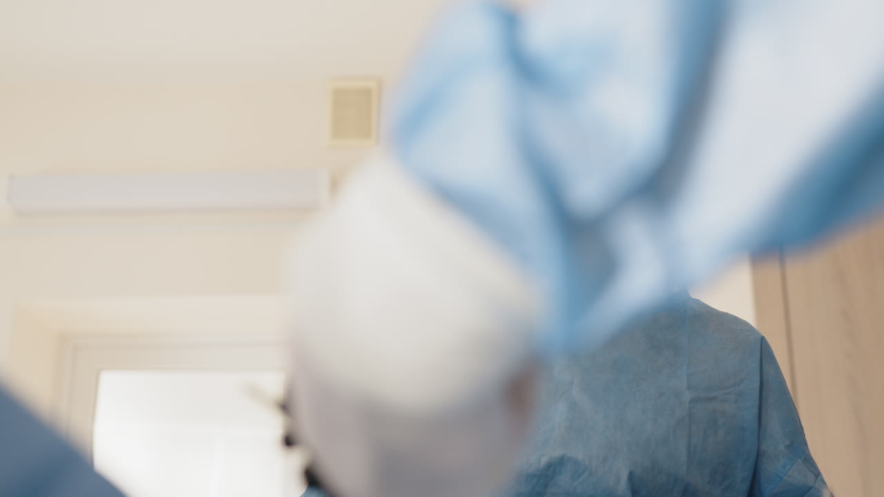 profesionales médicos en la sala de operaciones