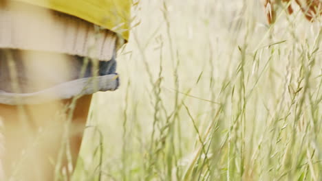 Manos,-Caminar-Y-Mujer-En-El-Campo-De-Hierba-Al-Aire-Libre