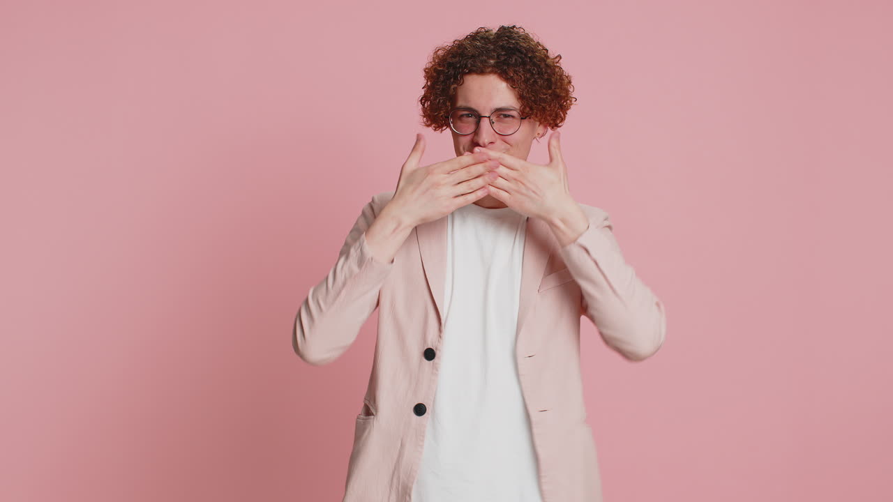 집중된 엄격한 남자, 입을 손으로 닫고, 끔찍한 비밀, 믿을 수 없는 진실을 말하기를 거부합니다.