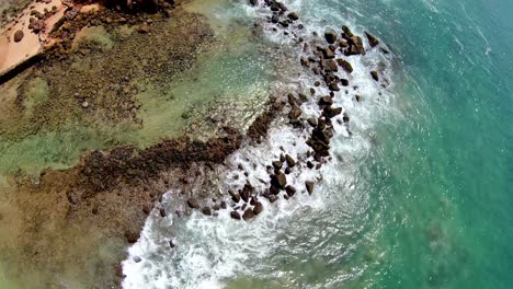 Luftneigung-Nach-Unten-Und-Oben-Der-Filmischen-Küstenlandschaft,-Mirissa,-Sri-Lanka