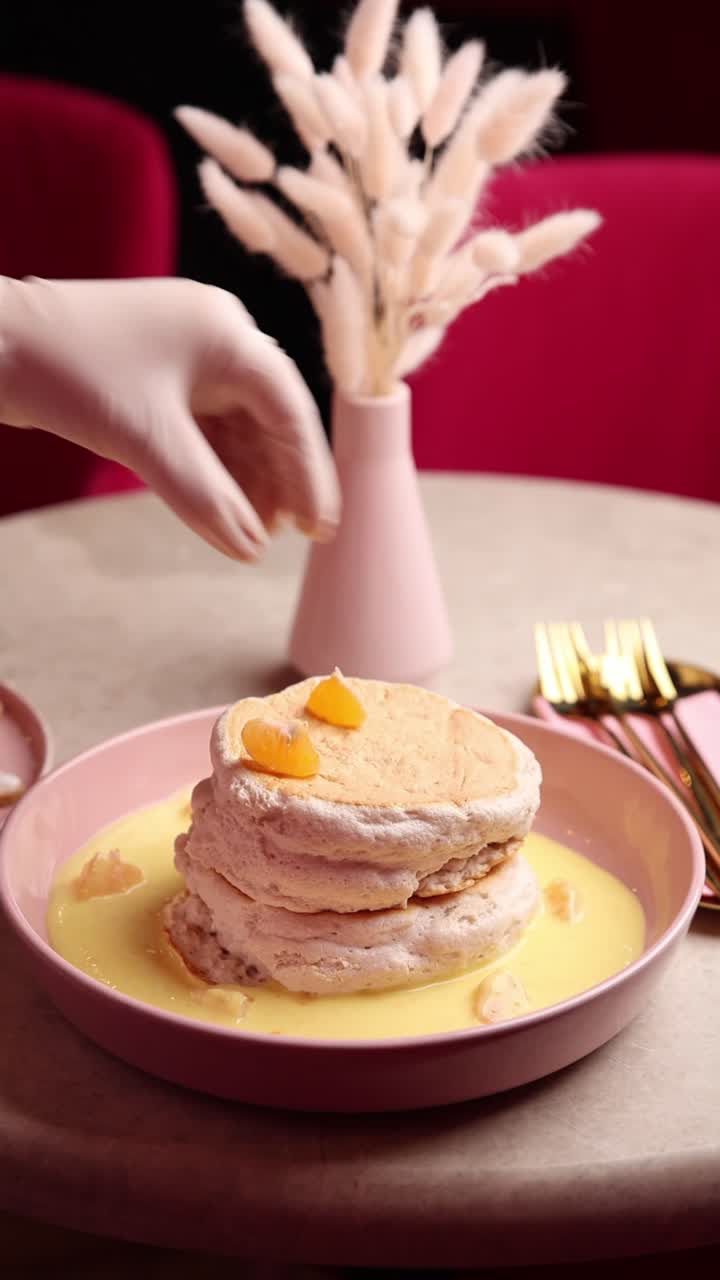 크레스트 소스와 함께 쌓인 팬케이크