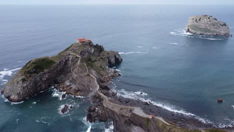 Famoso-Gaztelugatxe-En-El-País-Vasco-En-El-Norte-De-España-En-El-Océano-Atlántico,-Disparo-De-Drones