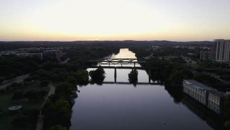 Atardecer-Vibrante-En-Texas,-Estados-Unidos,-Vista-Aérea-Hacia-Puentes-En-El-Río-Colorado-En-Austin