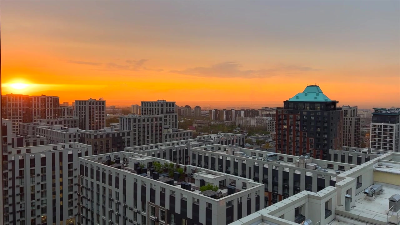 Pôr do Sol Deslumbrante Sobre Complexo de Apartamentos Residenciais Moderno