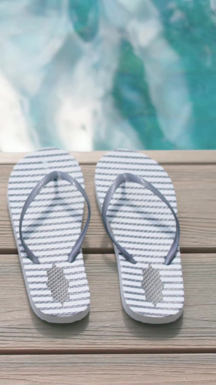 Vertikal video: Skiftende sollys animerer genskin fra poolen bag centrerede stribede klipklappere på terrassen