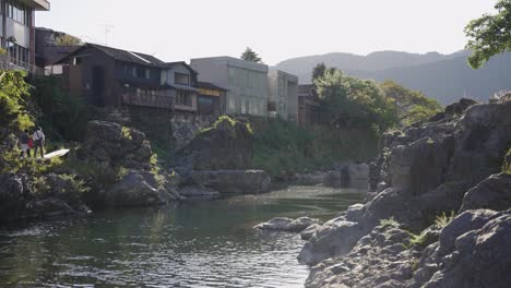 ciudad de gujo hachiman, escena japonesa rural cálida y pacífica en la prefectura de gifu