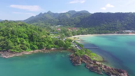 isla tropical de koh chang denso bosque de montaña idílico turquesa bahía costa vista aérea descendente