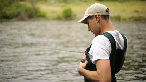 Aufnahme-Eines-Männlichen-Fischers-Mit-Wathosen-Beim-Fliegenfischen-2