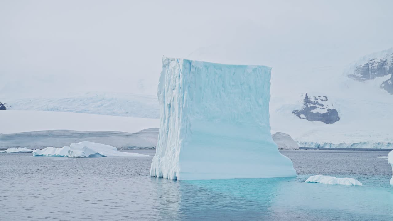 대형 남극 빙산: 겨울 풍경, 놀라운 모양, 거대한 거대한 푸른 빙산의 얼음 형식, 아름다운 남극 반도 풍경, 바다의 바물과 함께 바다 풍경