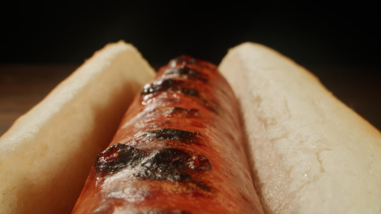 un perrito caliente a la parrilla en un pan