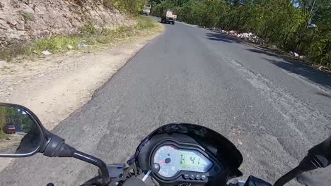 Vista-De-Motociclista-De-Diferentes-Paisajes-Montañosos-De-Carreteras-Con-Curvas-En-El-Día-Video-Tomado-En-Dawki-Meghalaya,-Noreste-De-India,-El-06-De-Julio-De-2023