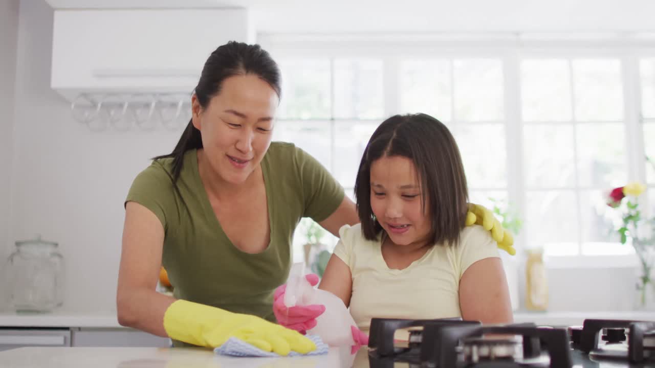 행복 한 아시아 어머니 와 딸 이 부 ⁇  을 청소 하는 영상