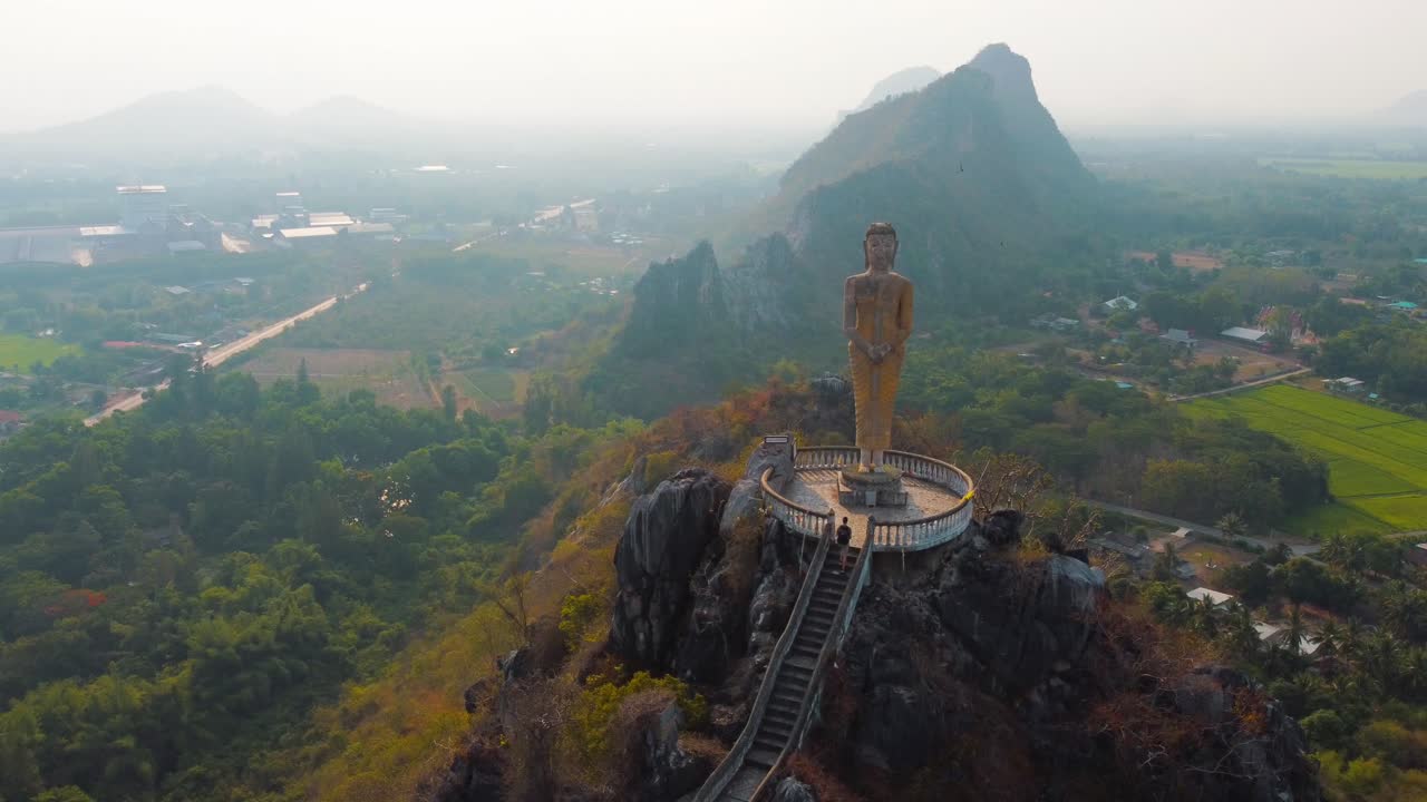 Hiking on a path going up a mountain with an epic view of the valley