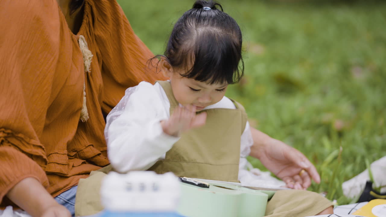 공원에 있는 엄마와 딸