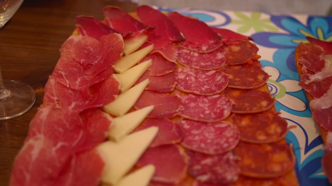 jamón ibérico típico español con queso