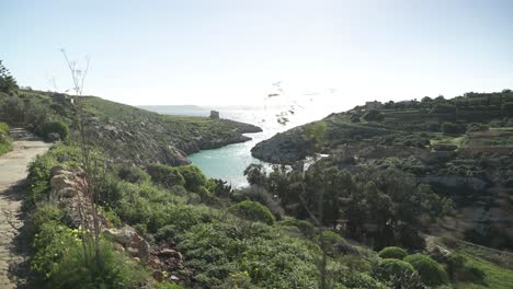 Caminar-Sobre-Los-Acantilados-De-La-Bahía-Magrr-Ix-xini-Cerca-Del-Hermoso-Y-Tranquilo-Mar-Mediterráneo