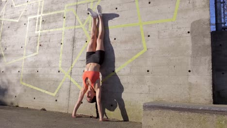 Junge,-Fitte-Frau-Tritt-In-Den-Handstand-Gegen-Die-Wand