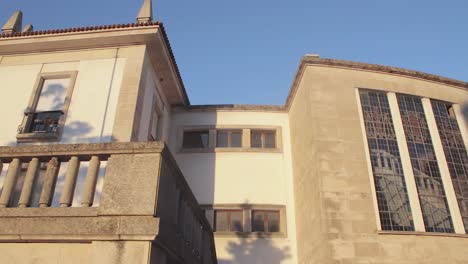 Gebäude-Städtisch-Stadt-Erbe-Reisen-Altes-Gebäude-Steinmauer-Buntglas-Morgen-Sonnig-Blauer-Himmel-Portugal-Pfannenbewegung