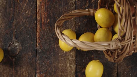 se cae una canasta de limones frescos.