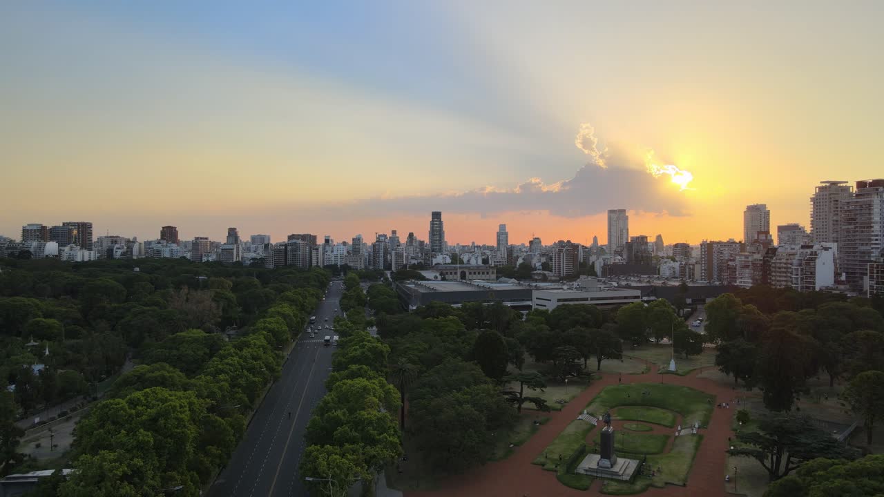 parque público del distrito de palermo paisaje de la ciudad de buenos aires durante la hora dorada brillante puesta de sol antena dolly derecha