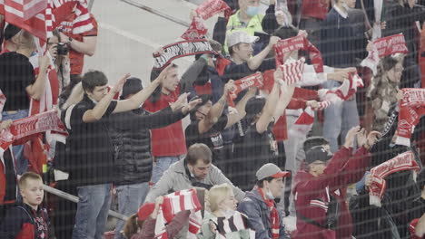 los aficionados al fútbol de spartak moscú en acción