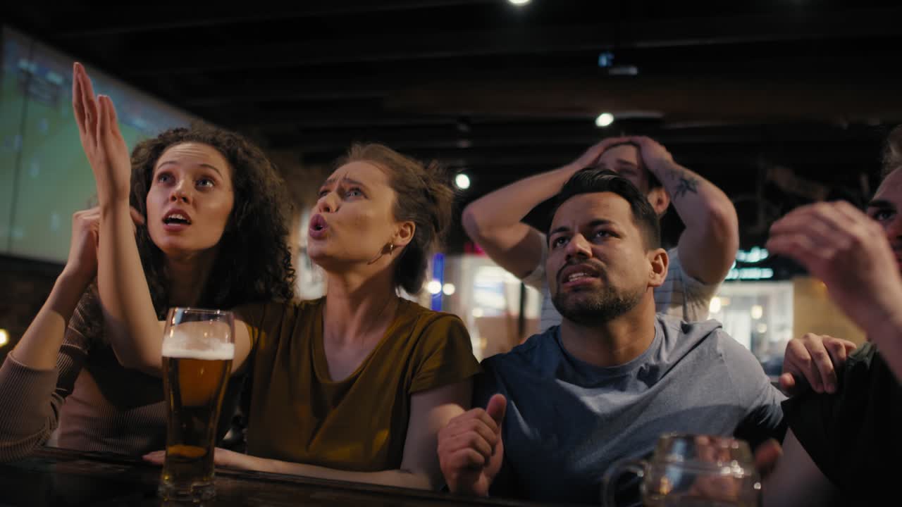 Gruppo di amici delusi dal risultato della partita
