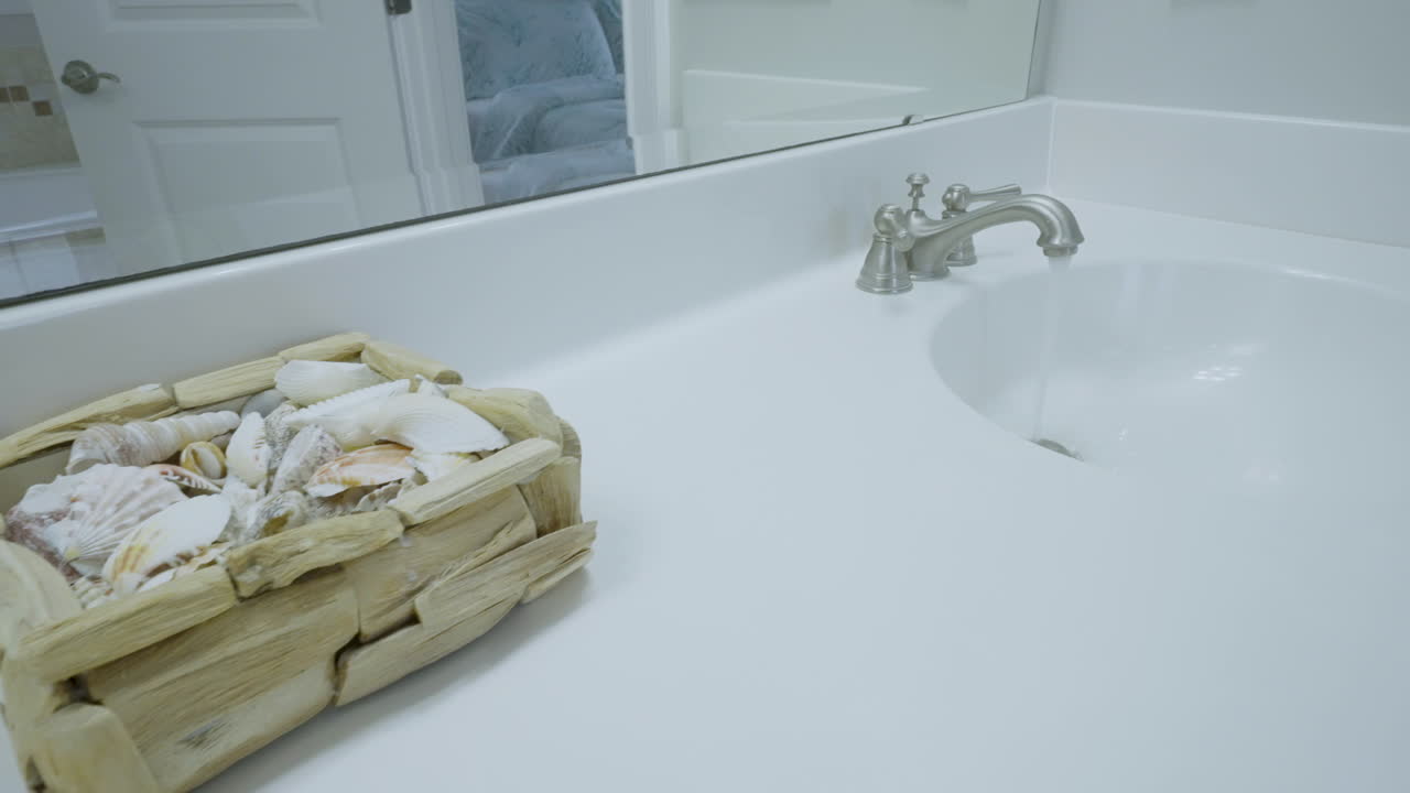 클로즈업 슬라이더 샷 흠잡을 데 없이 깨끗한 온스위트 욕실