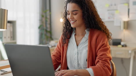 Mujer-De-Negocios,-Sonreír-Y-Escribir-Con-La-Computadora-Portátil