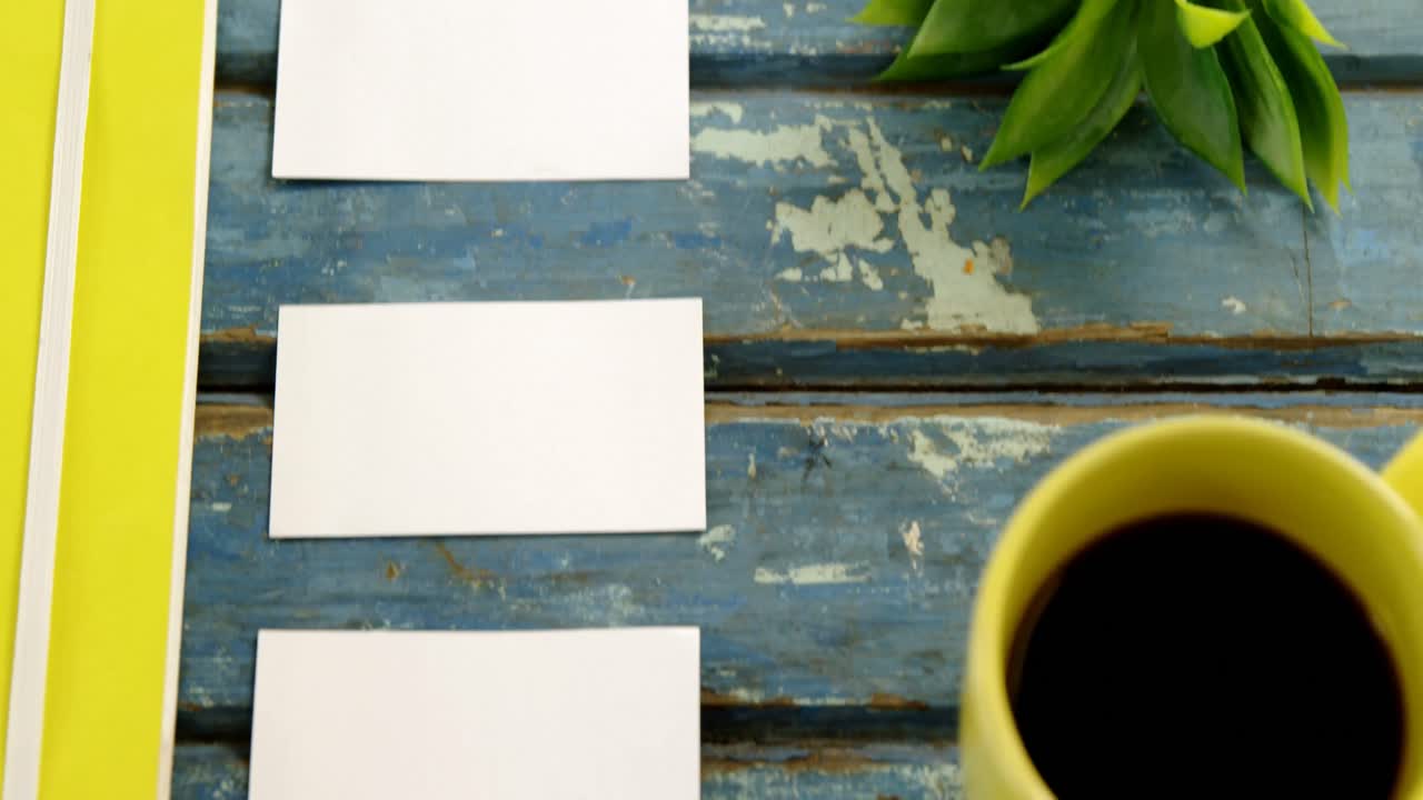 flora, tarjeta de visita y café negro en la mesa 4k