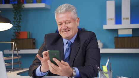 Businessman-texting-on-the-phone.