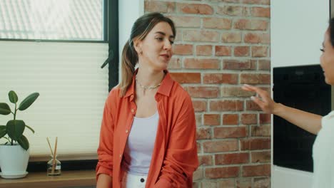 dos amigas en una cocina