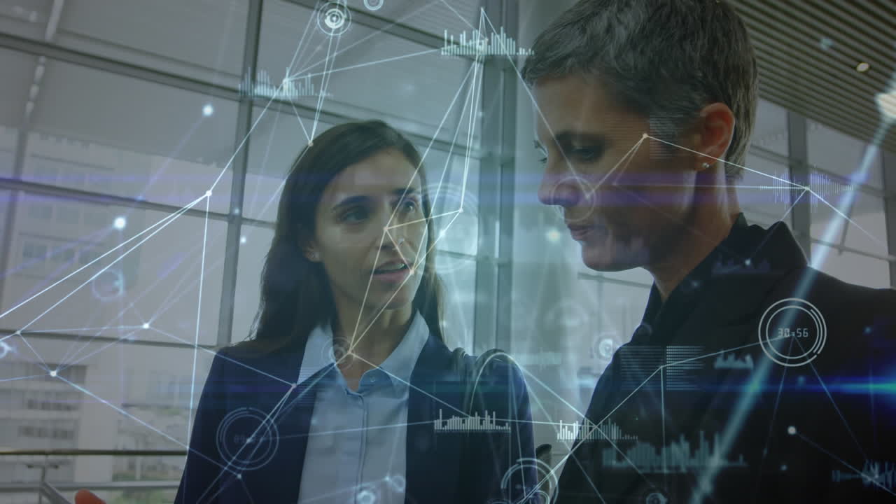 animación de conexiones y procesamiento de datos sobre diversas personas de negocios en la oficina