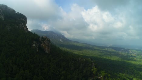 Die-Drohne-Geht-Bis-Zu-Den-Wolken-Durch-Die-Berge-Mit-Grünen-Bäumen