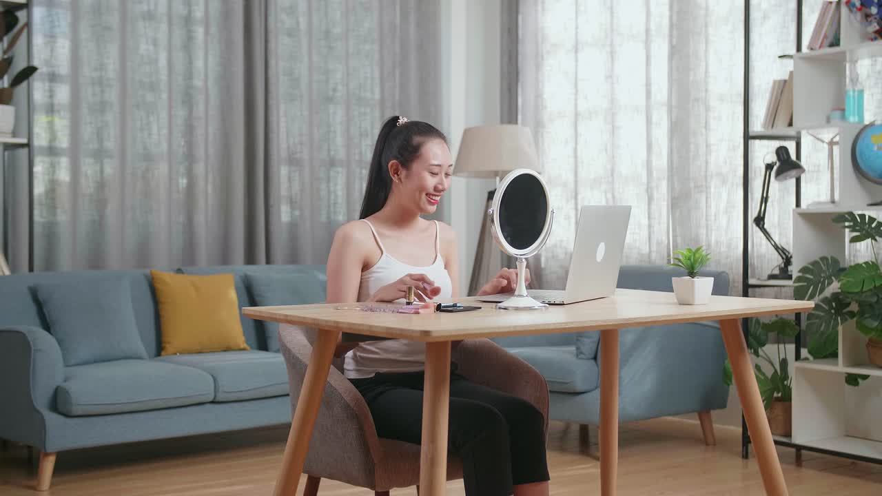 노트북 앞 에서 메이크업 을 하는 여자