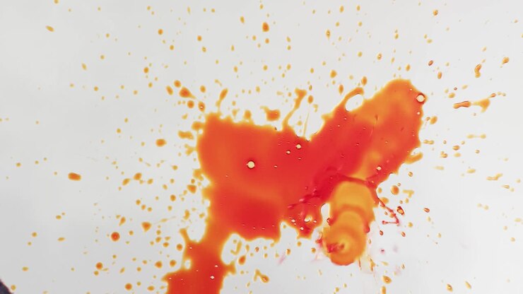 Video di macchie di sangue rosse che cadono su sfondo bianco