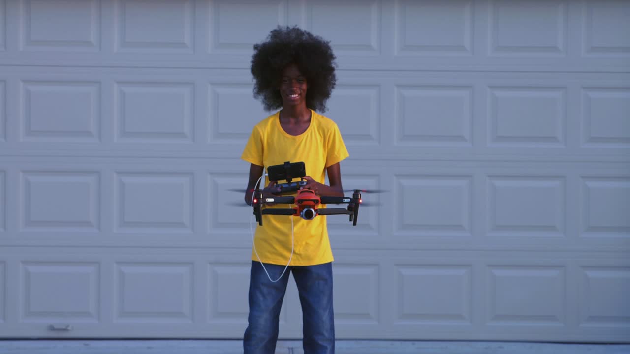 거대한 아프리카 비행 드론을 가진 아프리카 계 미국인 청소년