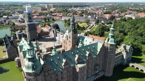 drone - castillo de frederiksborg vuelo rápido a