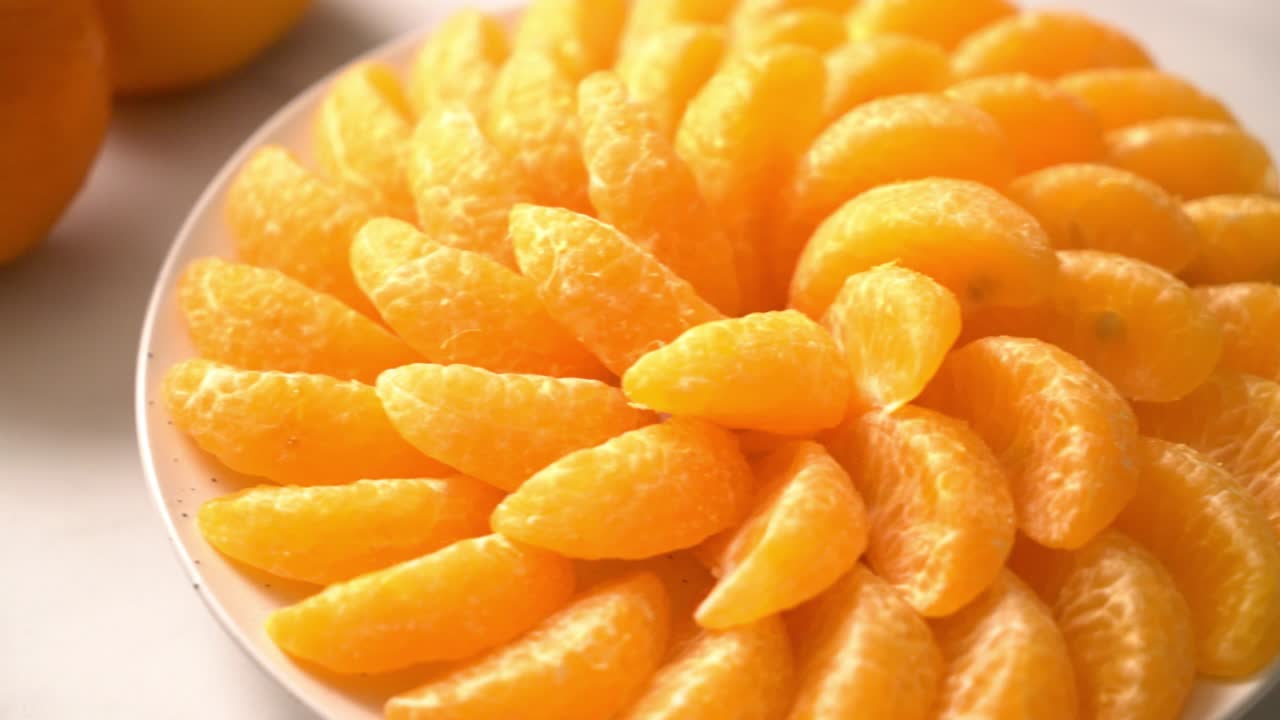 naranjas frescas en el plato - concepto saludable