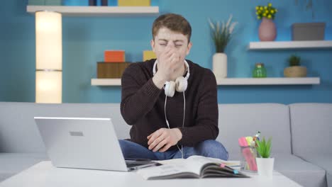 El-Joven-Ensayando-El-Primer-Encuentro-En-Casa.