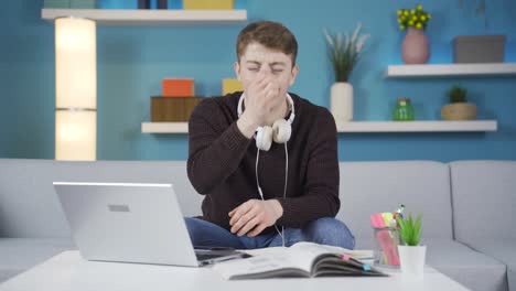 el joven ensayando la primera reunión en casa.
